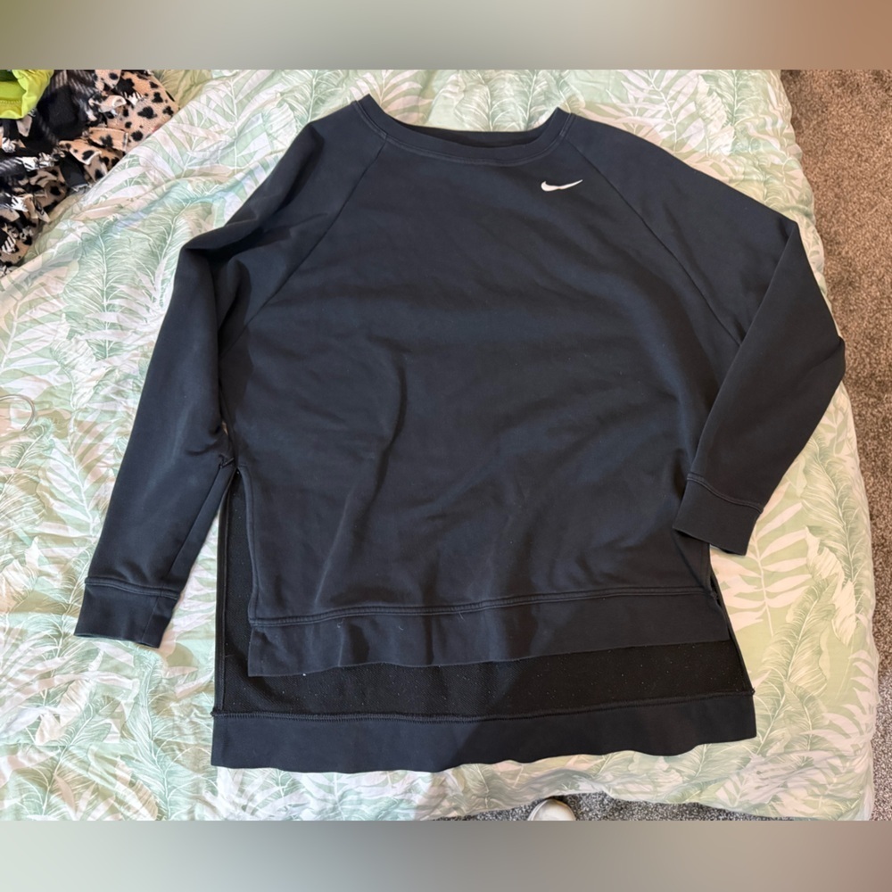 Nike Dri-FIT Black Top - sweatshirt with split sizes at bottom